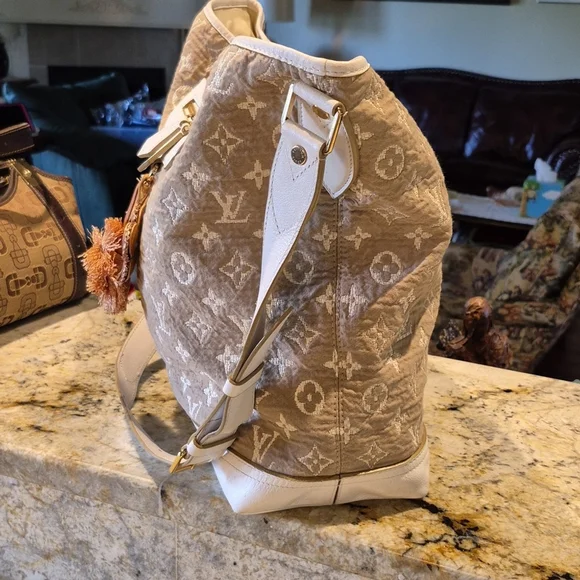 Louis VuittonLimited Edition BlancMonogram Sabbia Besace Bag. Serialcode FO4170. - Picture 3 of 16